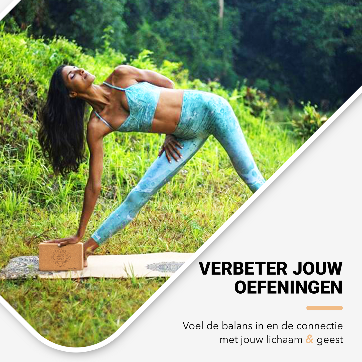 Sfeerafbeelding van een vrrouw die in de natuur bezig is met yoga-oefeningen. Zij maakt hierbij gebruik van onze yogablokken om een stabiele houding te creëren. De vrouw is hierdoor goed in balans.