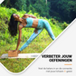 Sfeerafbeelding van een vrrouw die in de natuur bezig is met yoga-oefeningen. Zij maakt hierbij gebruik van onze yogablokken om een stabiele houding te creëren. De vrouw is hierdoor goed in balans.